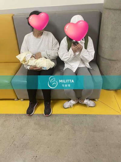 三位格鲁吉亚客户和家人到妇产医院接新生儿宝