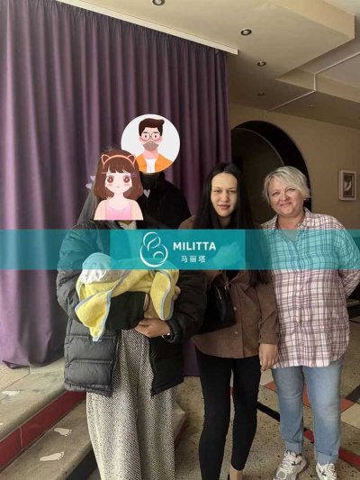 在乌克兰助孕生娃的梁夫妇到基辅妇产医院接新生儿宝宝出院