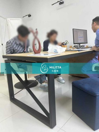 六位到格鲁吉亚助孕生娃的新客户来医院面见医生，检查身体