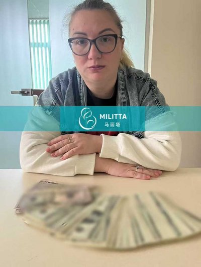张夫妇到格鲁吉亚助孕匹配的试管妈妈在办公室结清尾款