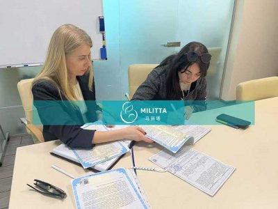 张夫妇到乌克兰助孕匹配的试管妈妈来基辅办公室签署移植合同