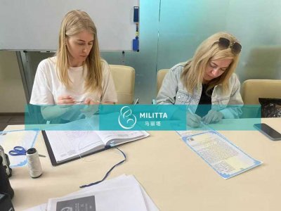 钟夫妇的乌克兰试管妈妈来办公室签署放弃抚养