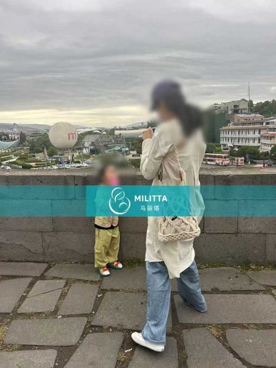 在格鲁吉亚试管助孕生二胎的梁女士带着女儿游览第比利斯