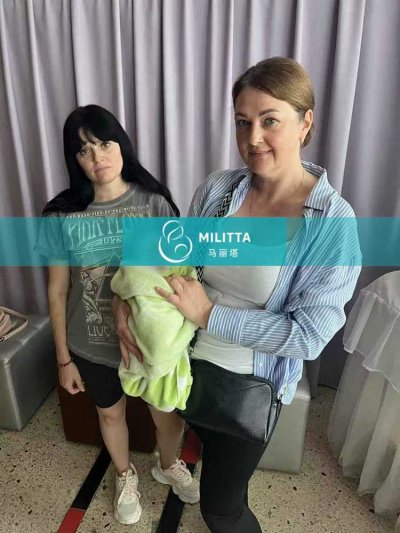 育婴师和乌克兰试管妈妈帮助卫先生接试管宝宝出院