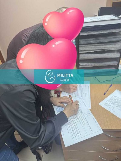 两对家长到基辅登记处签字办理乌克兰试管宝宝
