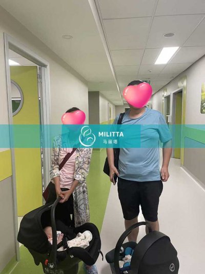 两对到格鲁吉亚接试管宝宝回国的夫妇在妇产医