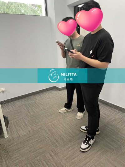格鲁吉亚试管助孕的梁夫妇在妇产医院接试管宝宝出院