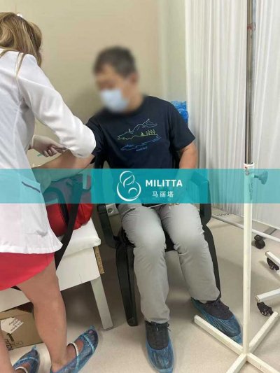 五位到格鲁吉亚试管生娃的男士和家人到妇产医院看望试管宝宝