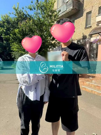 杨先生夫妇到基辅出生证登记处办好试管宝宝的