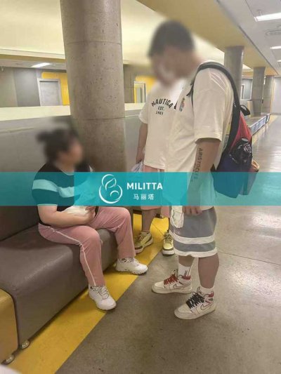 黄先生和家人到格鲁吉亚妇产医院接新生儿宝宝