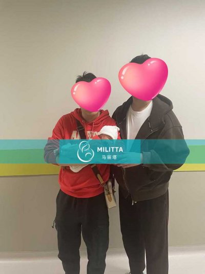 在格鲁吉亚试管生娃的赵夫妇到妇产医院接试管宝宝出院
