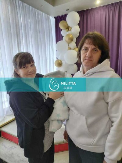 育儿师和试管妈妈帮助吴夫妇接她们的乌克兰新生儿宝宝出院
