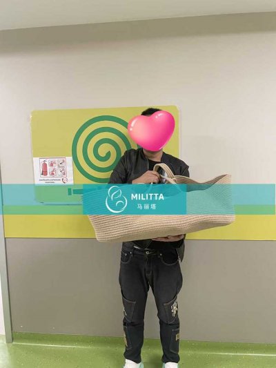 邓先生和家人到格鲁吉亚妇产医院接试管宝宝出院