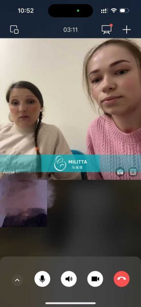 安排到乌克兰试管生娃的董夫妇和试管妈妈在办公室和视频