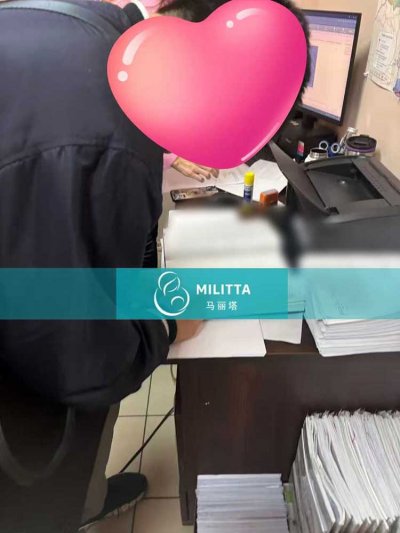 乌克兰生娃的王夫妇在基辅登记处办好试管宝宝的出生证