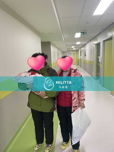 在格鲁吉亚生娃的黄夫妇到妇产医院接新生儿试管宝宝出院