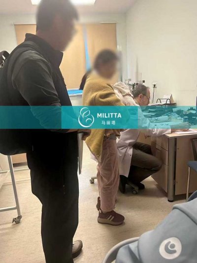 顾夫妇和家人到格鲁吉亚接娃带试管宝宝到儿科医院检查身体