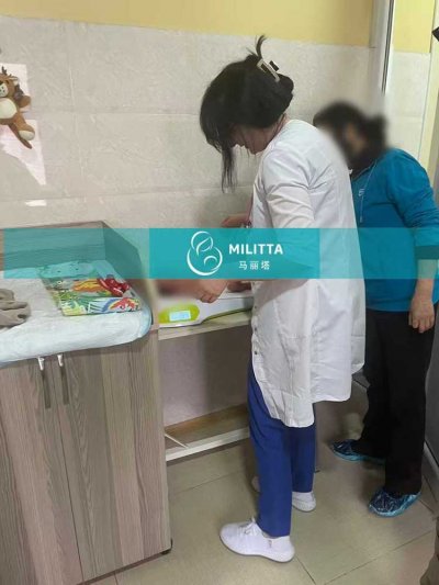 到格鲁吉亚接娃的陈夫妇带试管宝宝来儿科医院检查身体