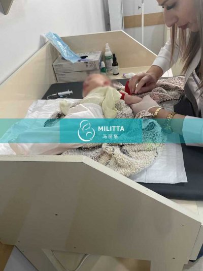 到格鲁吉亚接娃回国的孙夫妇在医院和新生儿宝宝做亲子鉴定