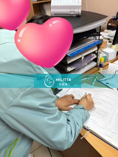 陪同一对乌克兰客户到登记处领取试管宝宝出生证