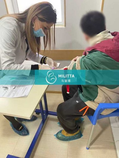 到格鲁吉亚接娃回国的梁先生和家人到妇产接试管宝宝出院