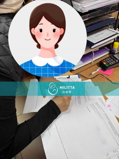 粱夫妇在乌克兰领取到试管宝宝出生证