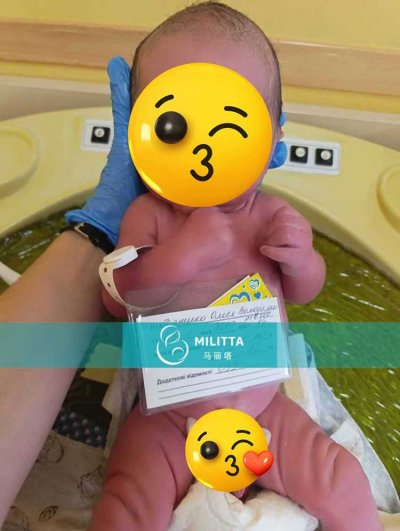 乌克兰丽塔医院的产房里传来剖腹产的双胞胎试管婴儿的啼哭