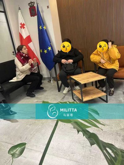 马丽塔陪同郝先生夫妇完成试管公证流程