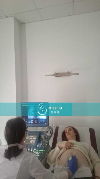 几位爱心妈妈在格鲁吉亚医院做产检的B超检查一
