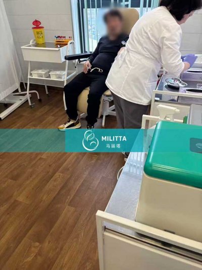 三位男士在乌克兰医院完成抽血体检，准备取精