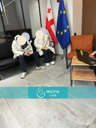 两对到格鲁吉亚做试管的夫妇公证