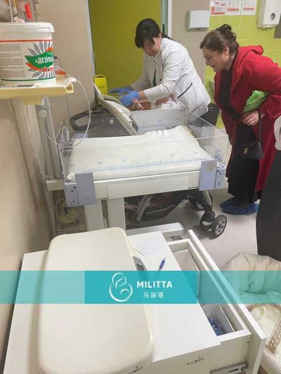 刘夫妇在格鲁吉亚Beta医院抱上试管宝宝后完成